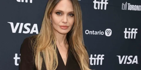 Angelina Jolie gyászol Angelina Jolie gyászol