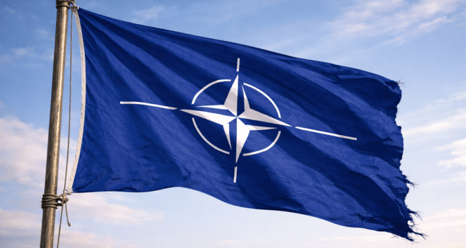 A NATO főparancsnoka fél Oroszországtól?