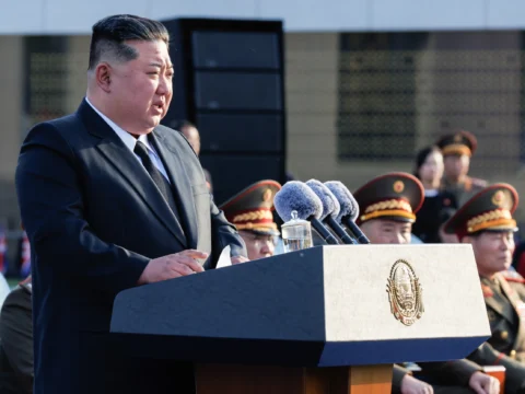 Kim Dzsongun dicsérte azokat, akik a fogság helyett a halált választották