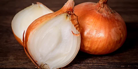 Hagymapucolás sírás nélkül Hagymapucolás sírás nélkül