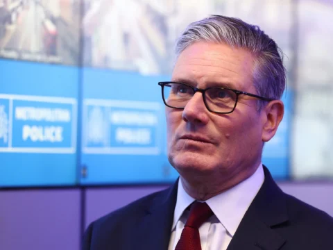 Kihívója akadt a brit miniszterelnöknek