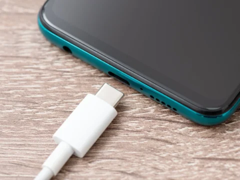 Káros lehet az éjszakai telefontöltés