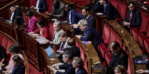 A parlament eltörölte a zakókat és nyakkendőket A parlament eltörölte a zakókat és nyakkendőket