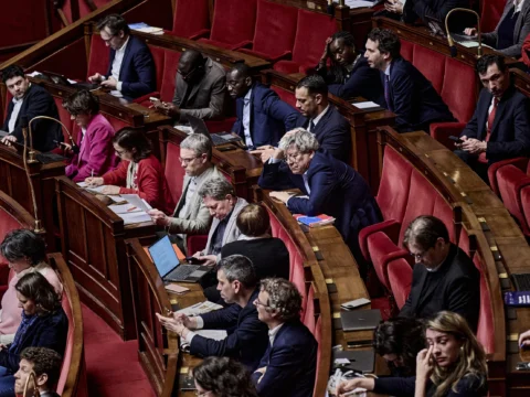 A parlament eltörölte a zakókat és nyakkendőket