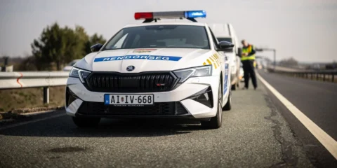 Újra és újra a saját húgának adja ki magát Újra és újra a saját húgának adja ki magát