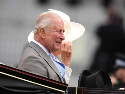 A Buckingham-palota először hozza nyilvánosságra III. Károly jövedelmi adatait