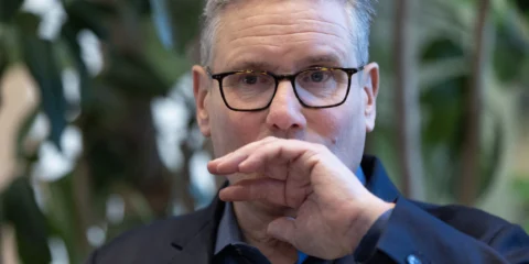 Felfelé bukna Keir Starmer Fontos bejelentésre készül Keir Starmer brit miniszterelnök