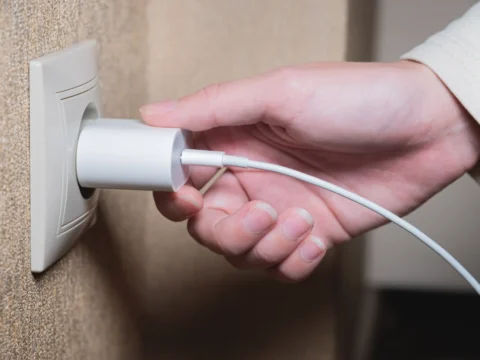 Miért melegszik fel a töltőfej telefon nélkül?