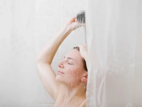 Zuhanyzó nőre rontott a betolakodó