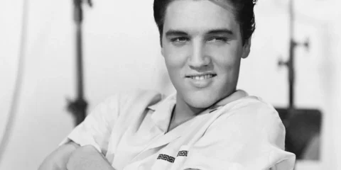 Elvis Presley neve egyet jelent a rock and roll születésével Elvis Presley neve egyet jelent a rock and roll születésével