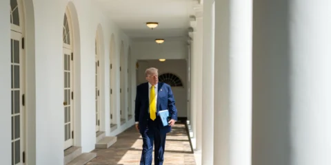 Komoly politikai nyomás alá került Donald Trump Automatikus vázlat