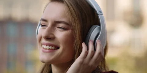 Hogyan csökkentheti a zene a fájdalmat?