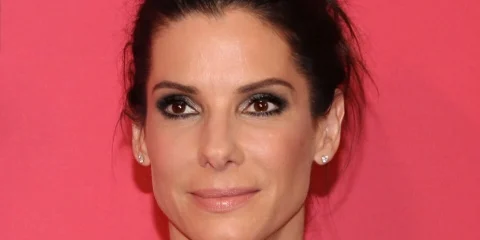 Sandra Bullock aggódik Sandra Bullock aggódik