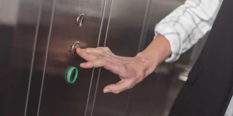 15 métert zuhant egy lift 15 métert zuhant egy lift