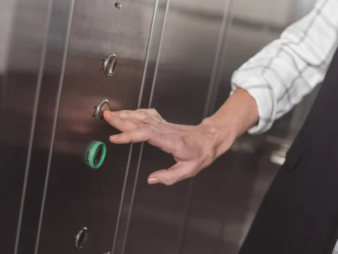 15 métert zuhant egy lift 15 métert zuhant egy lift