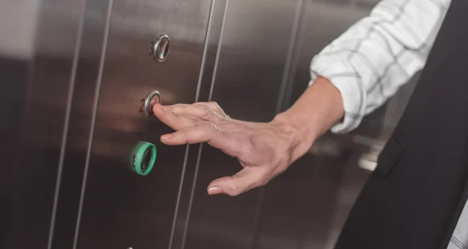 15 métert zuhant egy lift